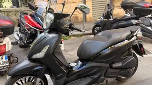 Piaggio Beverly 300 i.e. Police ABS-ASR (2017 - 20)  (2)