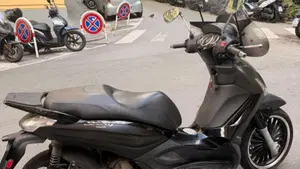 Piaggio Beverly 300 i.e. Police ABS-ASR (2017 - 20)  (3)