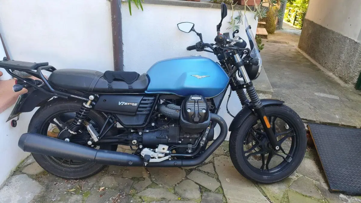Moto Guzzi V7 III Stone (2017 - 20)  (2)