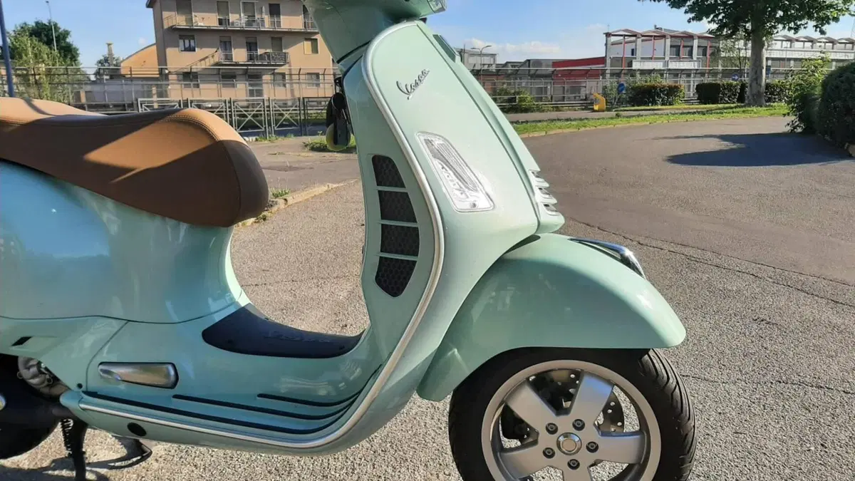 Vespa GTS 300 Hpe (2021 - 22)  (2)