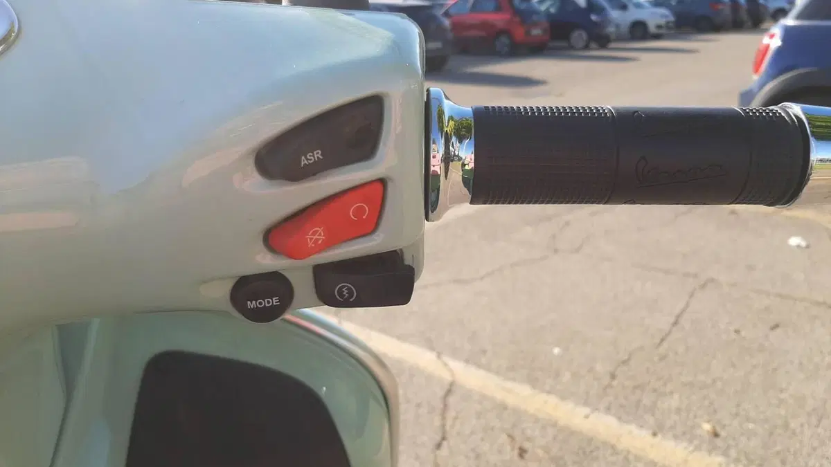 Vespa GTS 300 Hpe (2021 - 22)  (7)