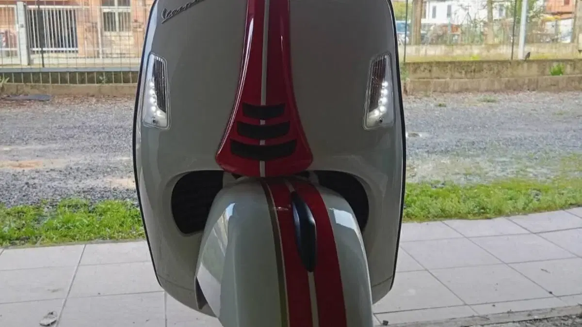 Vespa GTS 300 Super Racing Sixties Hpe (2021 - 22)  (4)