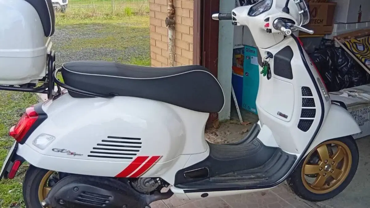 Vespa GTS 300 Super Racing Sixties Hpe (2021 - 22)  (8)