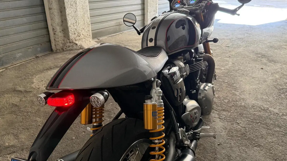Triumph Thruxton 1200 R (2016)  (8)