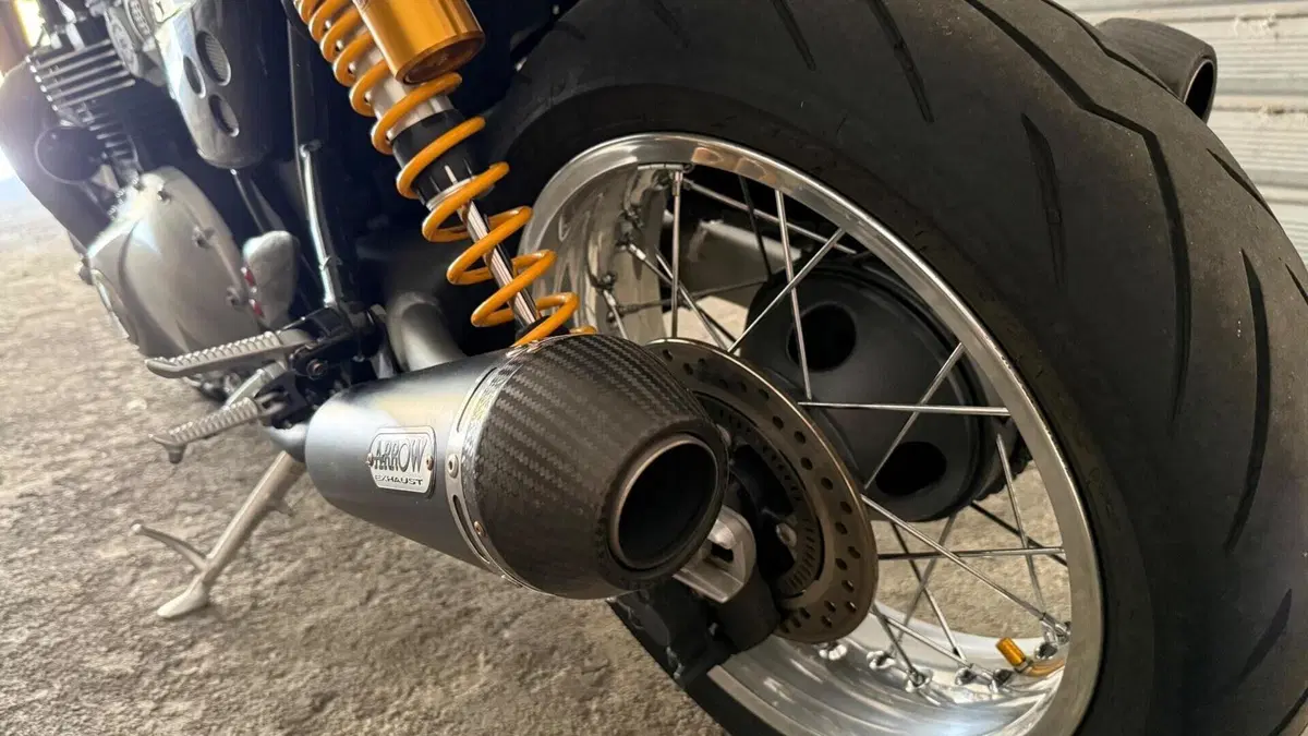 Triumph Thruxton 1200 R (2016)  (9)