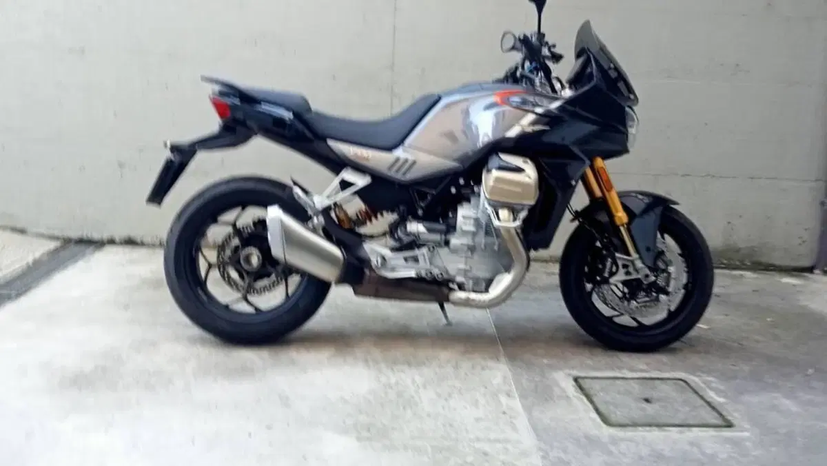 Moto Guzzi V100 Mandello S (2022 - 24) 