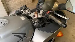 Honda VFR 800 (1998 - 01)  (5)