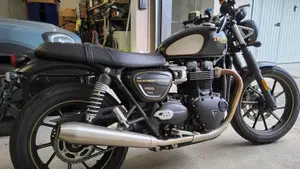 Triumph Street Twin 900 (2021 - 22)  (2)