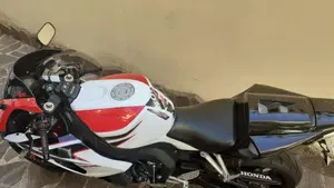 Honda CBR 1000 RR Fireblade (2006 - 07)  (8)