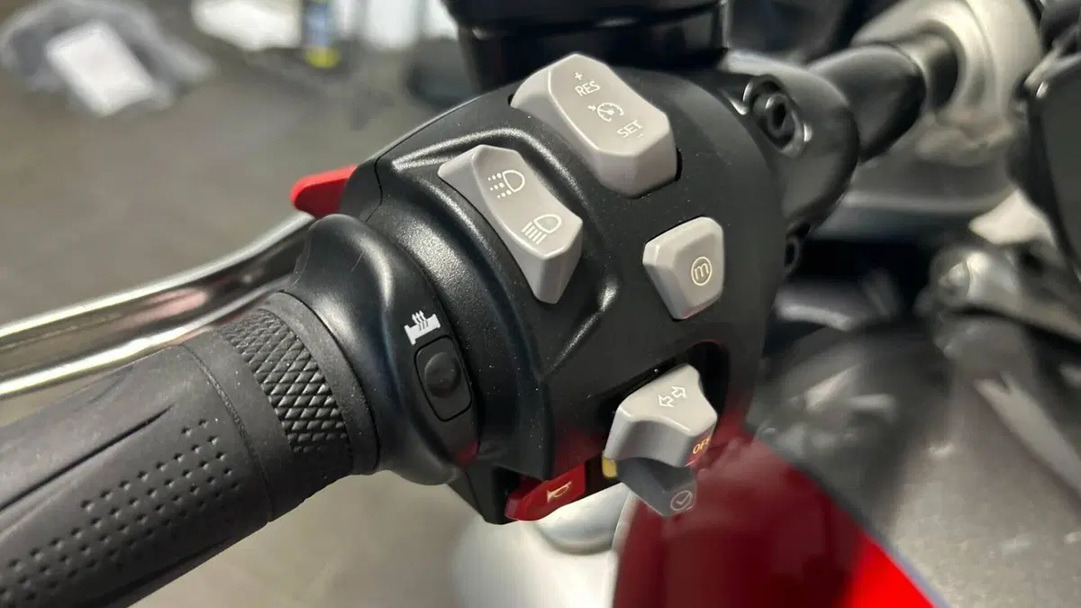 Triumph Rocket 3 R (2021 - 24)  (6)