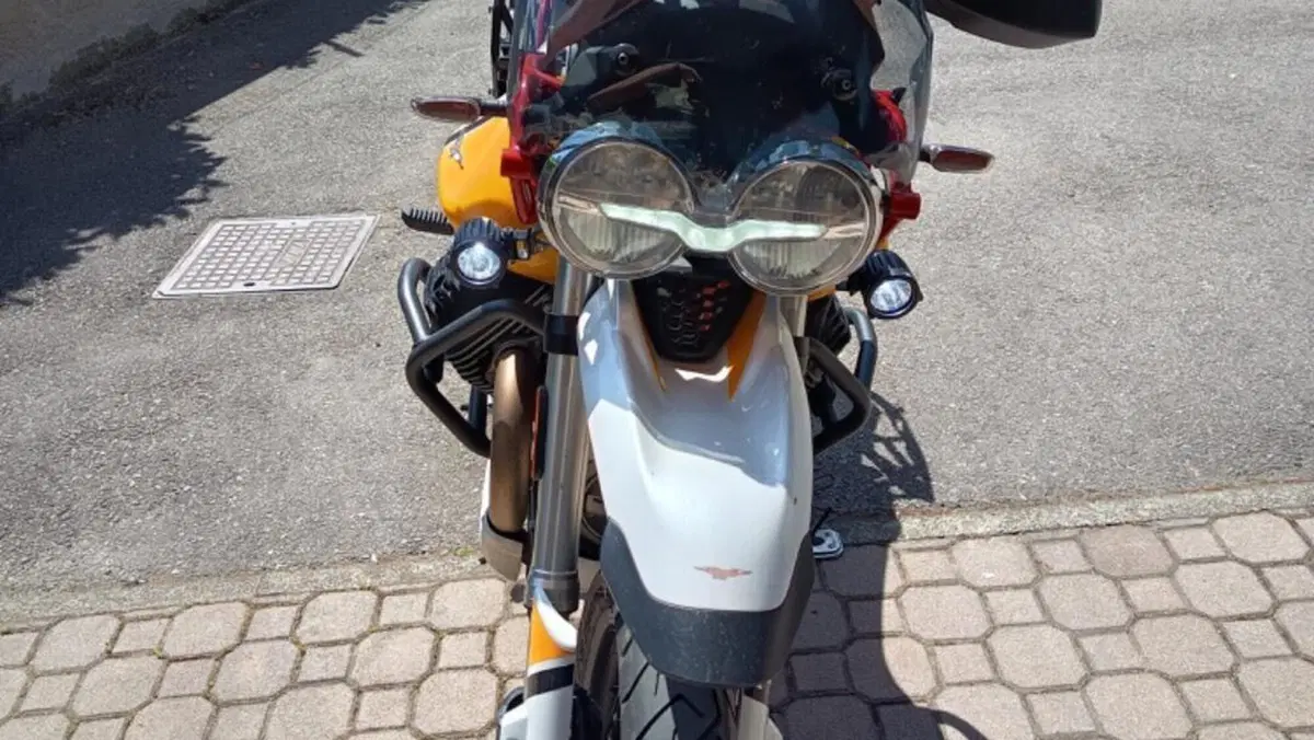 Moto Guzzi V85 TT Evocative Graphics (2019 - 20)  (3)
