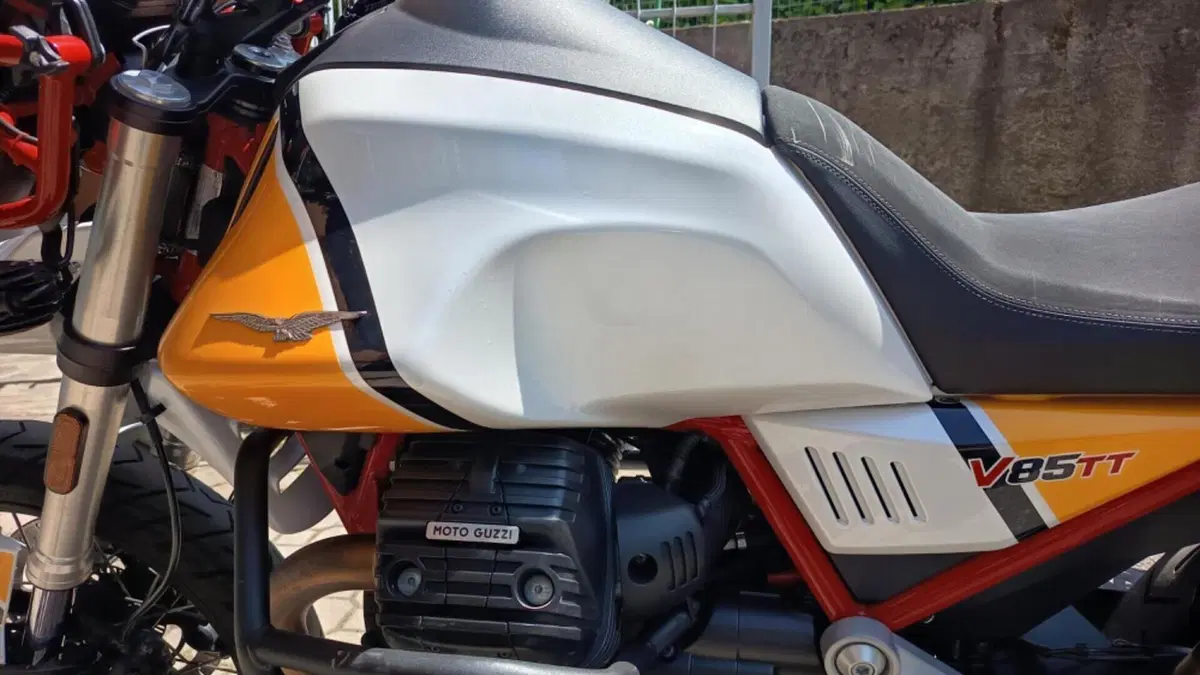 Moto Guzzi V85 TT Evocative Graphics (2019 - 20)  (4)