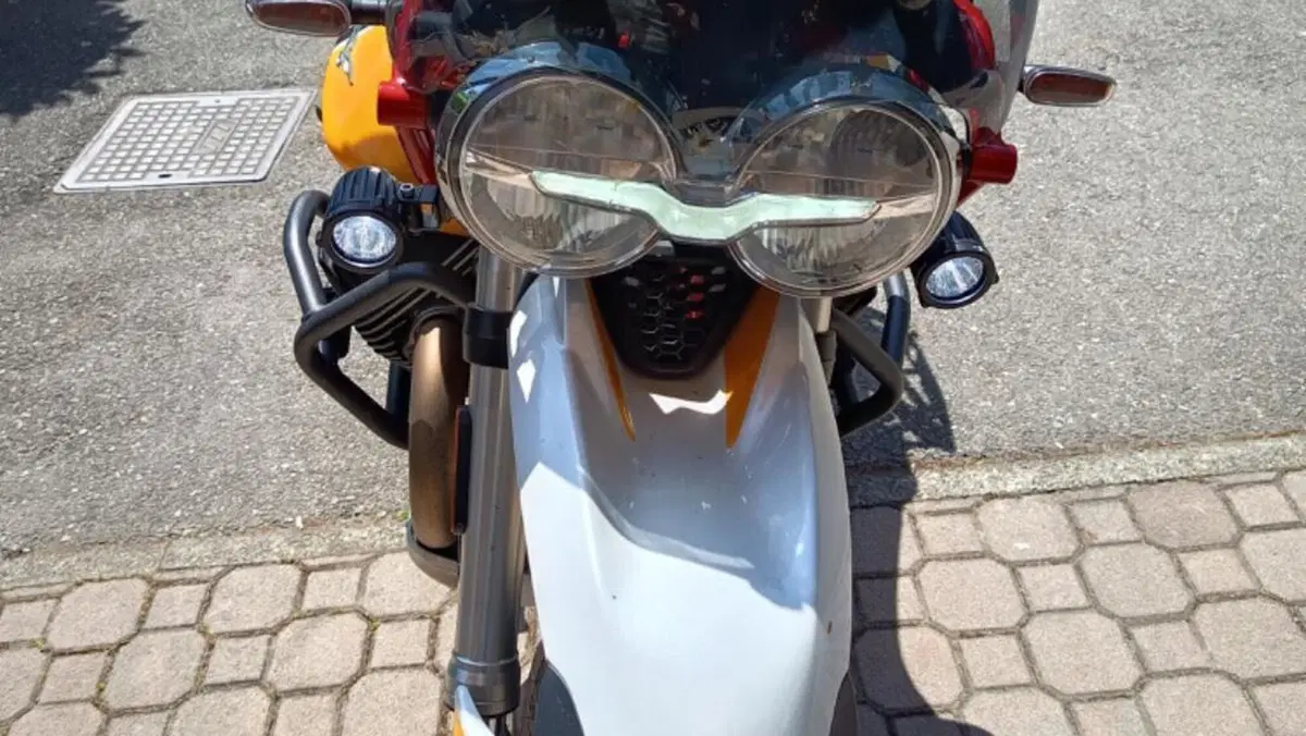 Moto Guzzi V85 TT Evocative Graphics (2019 - 20)  (5)