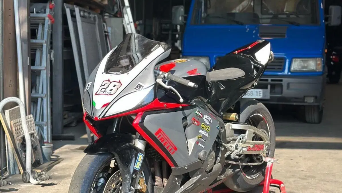 Honda CBR 600 RR (2003 - 04)  (2)