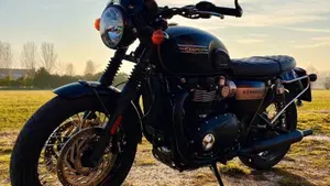 Triumph Bonneville T120 Gold Line Edition (2022 - 23)  (2)