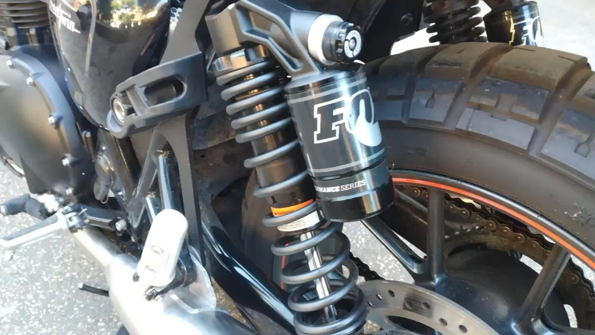 Triumph Street Twin 900 (2016)  (3)