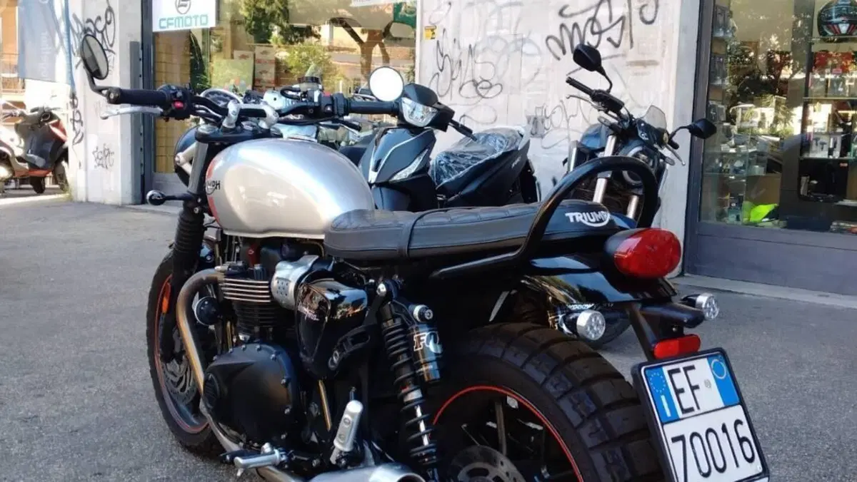 Triumph Street Twin 900 (2016)  (2)