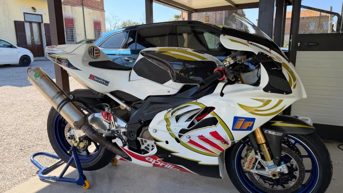 Aprilia RSV 1000 R Factory (2004 - 05)  (2)