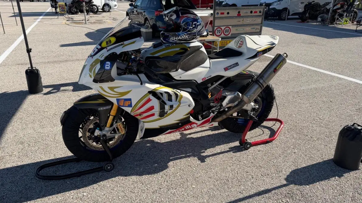 Aprilia RSV 1000 R Factory (2004 - 05)  (3)