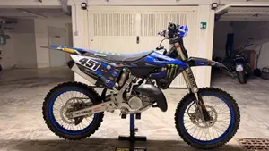 Yamaha YZ 125 (2022)  (2)