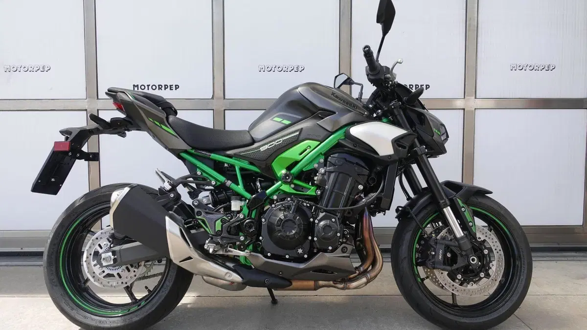 Kawasaki Z 900 (2025 - 26)  (2)