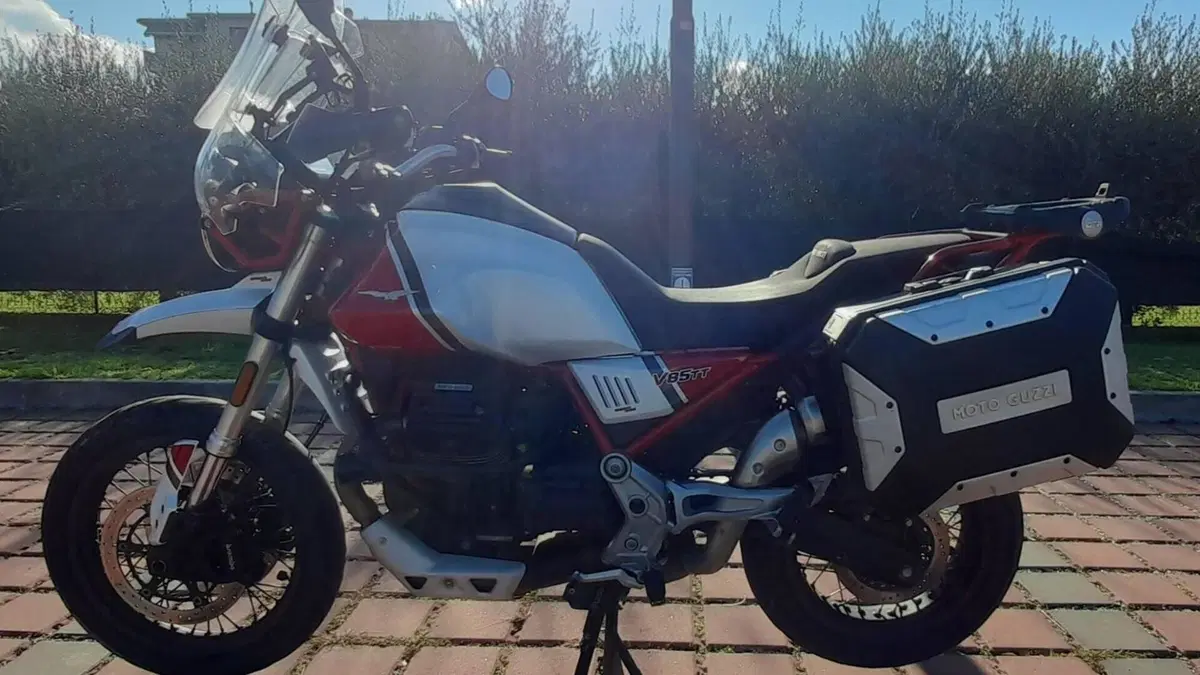 Moto Guzzi V85 TT Evocative Graphics (2019 - 20)  (2)