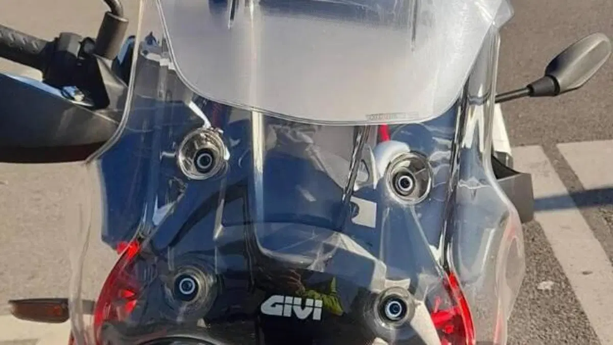 Moto Guzzi V85 TT Evocative Graphics (2019 - 20)  (4)
