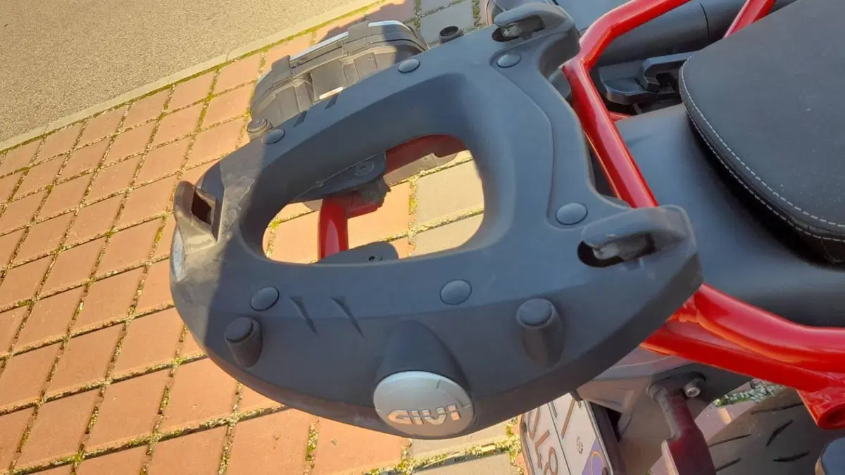 Moto Guzzi V85 TT Evocative Graphics (2019 - 20)  (6)