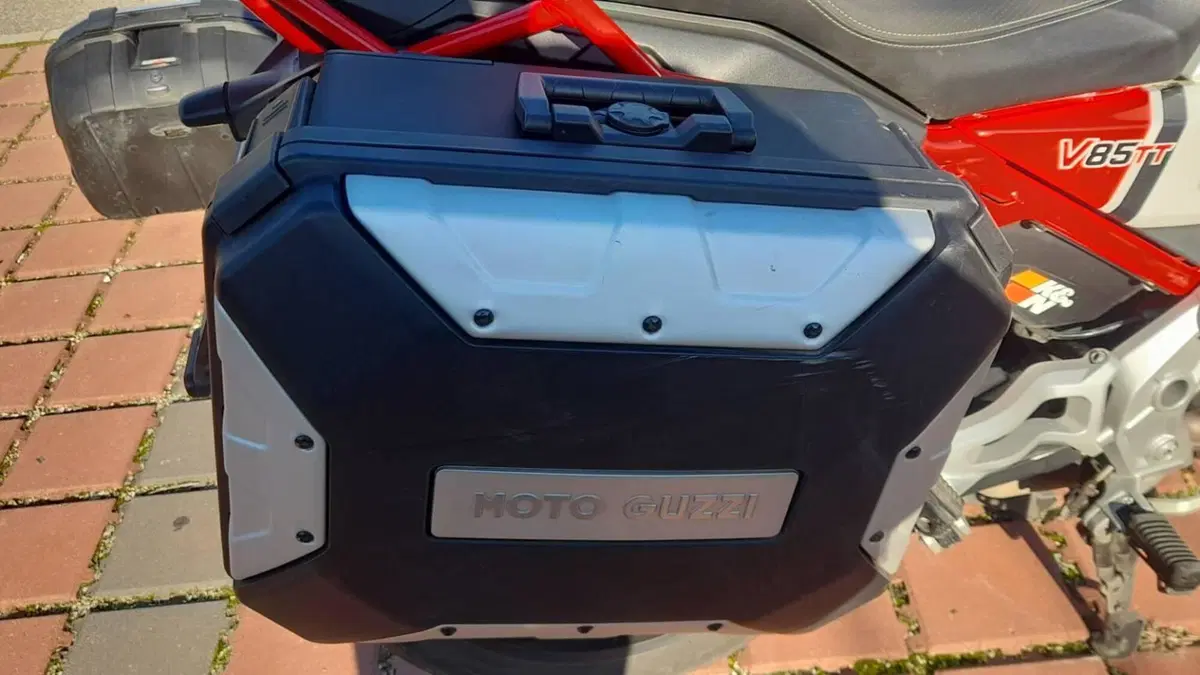 Moto Guzzi V85 TT Evocative Graphics (2019 - 20)  (7)