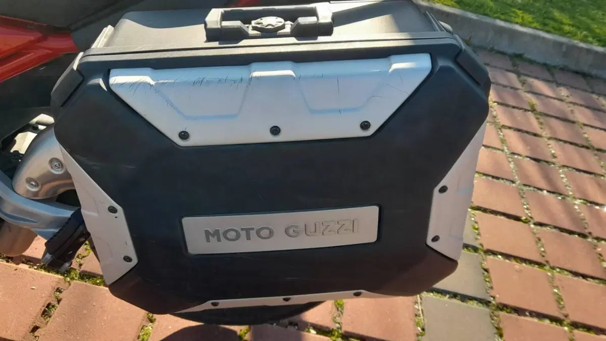 Moto Guzzi V85 TT Evocative Graphics (2019 - 20)  (8)