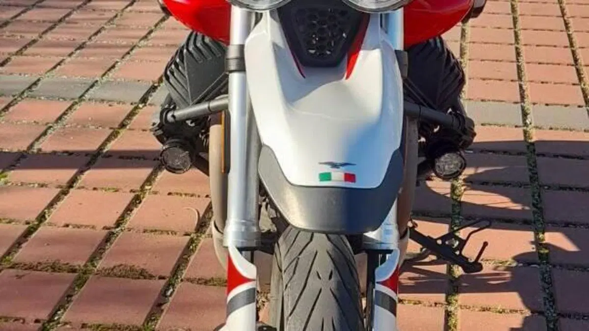 Moto Guzzi V85 TT Evocative Graphics (2019 - 20)  (10)