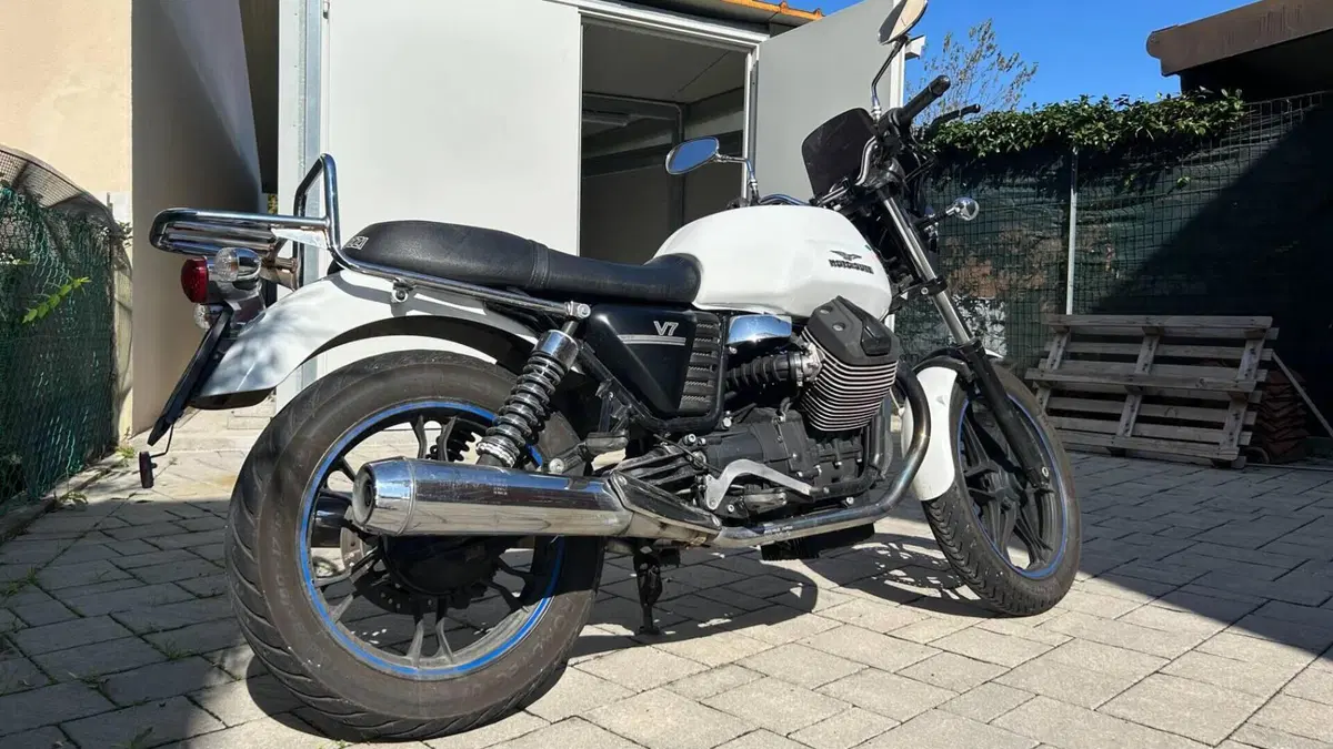 Moto Guzzi V7 Stone (2012 - 15)  (2)