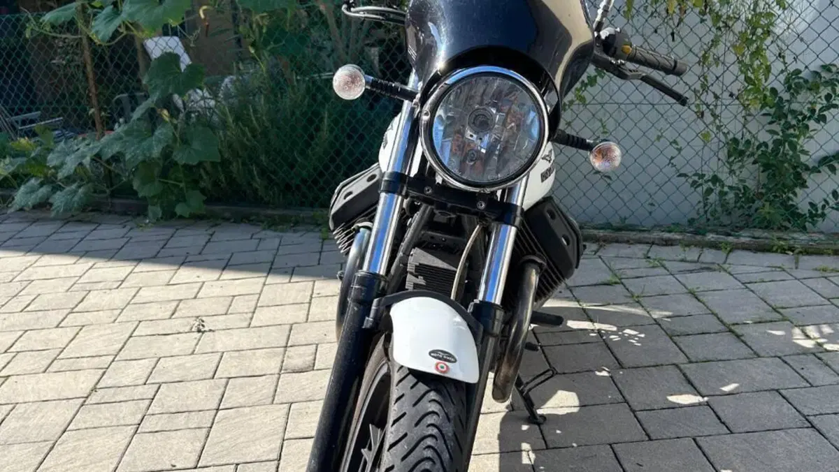 Moto Guzzi V7 Stone (2012 - 15)  (3)