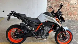 KTM 890 Duke R (2021) 