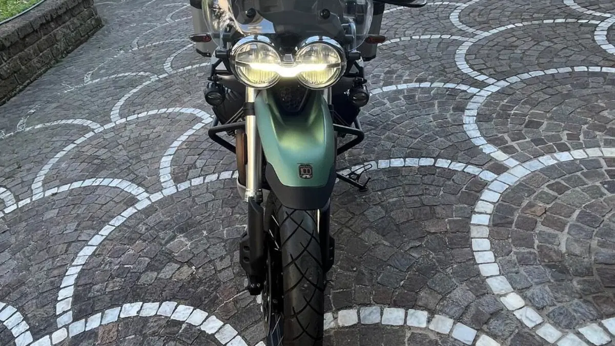 Moto Guzzi V85 TT Centenario (2021 - 22)  (2)