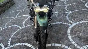 Moto Guzzi V85 TT Centenario (2021 - 22)  (2)