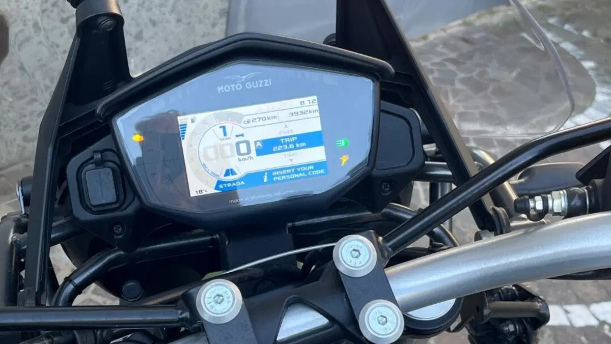 Moto Guzzi V85 TT Centenario (2021 - 22)  (3)