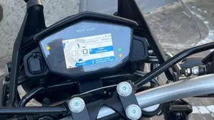 Moto Guzzi V85 TT Centenario (2021 - 22)  (3)