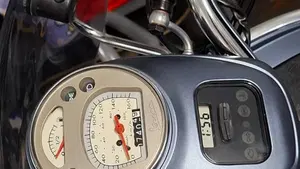 Vespa Sei Giorni 300 Hpe (2021 - 22)  (2)