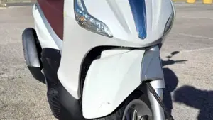 Piaggio Beverly 300 i.e. ABS-ASR (2016 - 20)  (3)