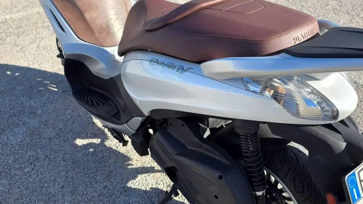Piaggio Beverly 300 i.e. ABS-ASR (2016 - 20)  (9)