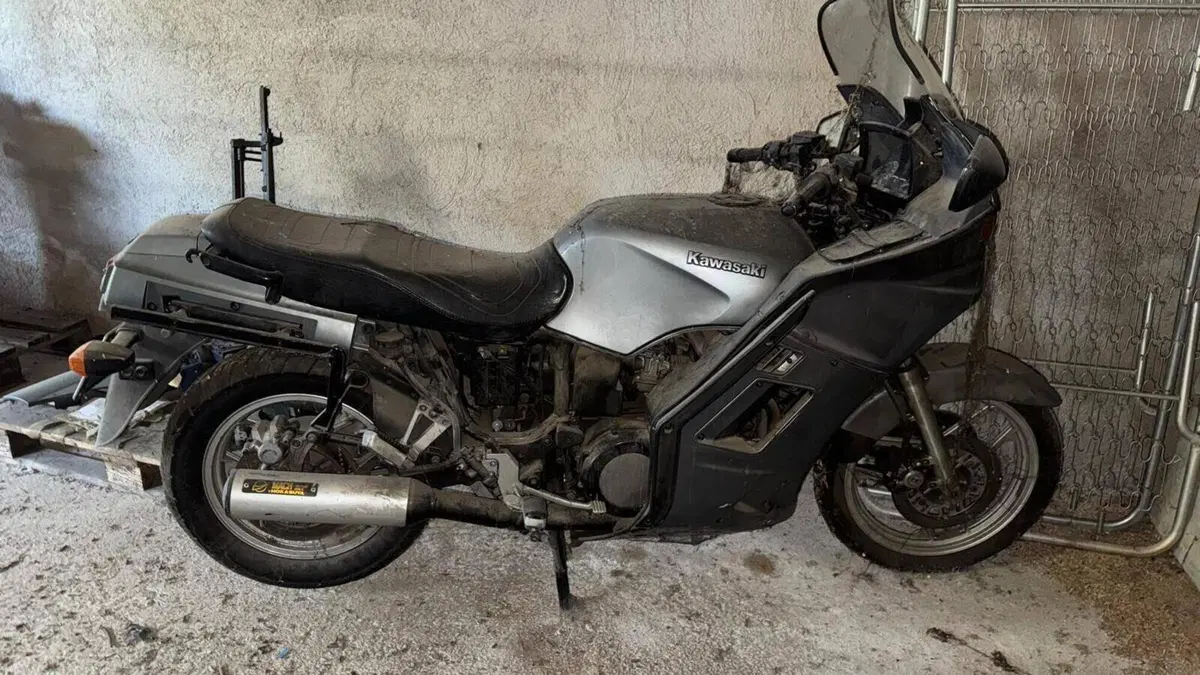 Kawasaki GTR 1000  (2)