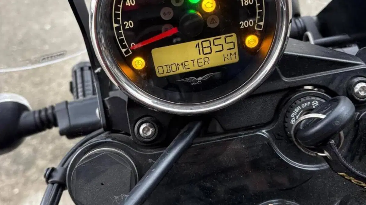 Moto Guzzi V7 III Carbon (2018 - 20)  (3)
