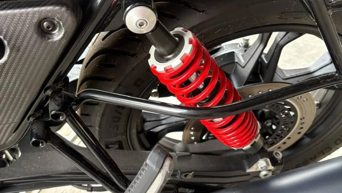Moto Guzzi V7 III Carbon (2018 - 20)  (4)