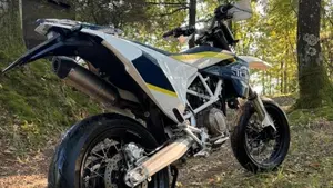 Husqvarna 701 Supermoto (2016)  (2)