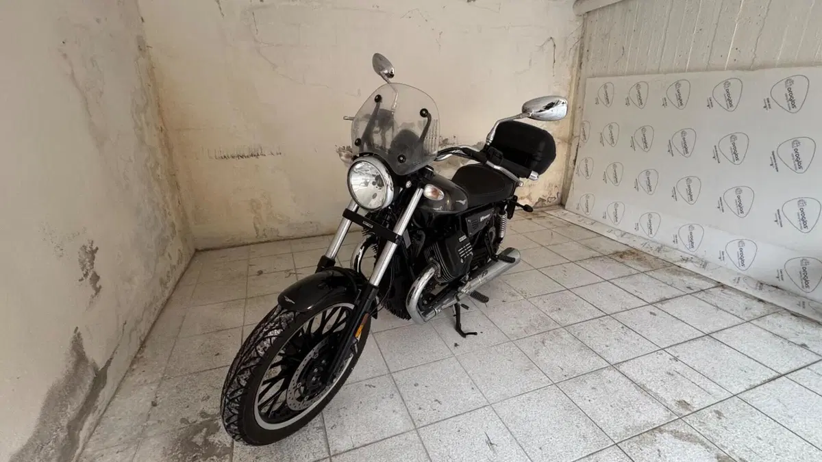 Moto Guzzi V9 Roamer (2018 - 20)  (2)