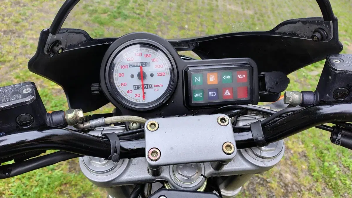 Ducati Monster 750 Dark (1999 - 02)  (2)