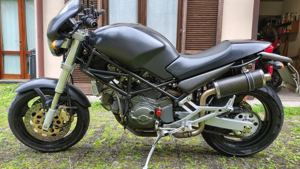 Ducati Monster 750 Dark (1999 - 02)  (3)