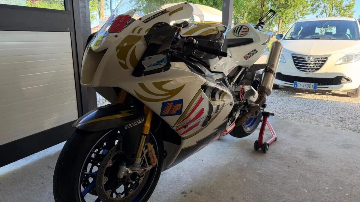 Aprilia RSV 1000 R Factory (2004 - 05)  (4)