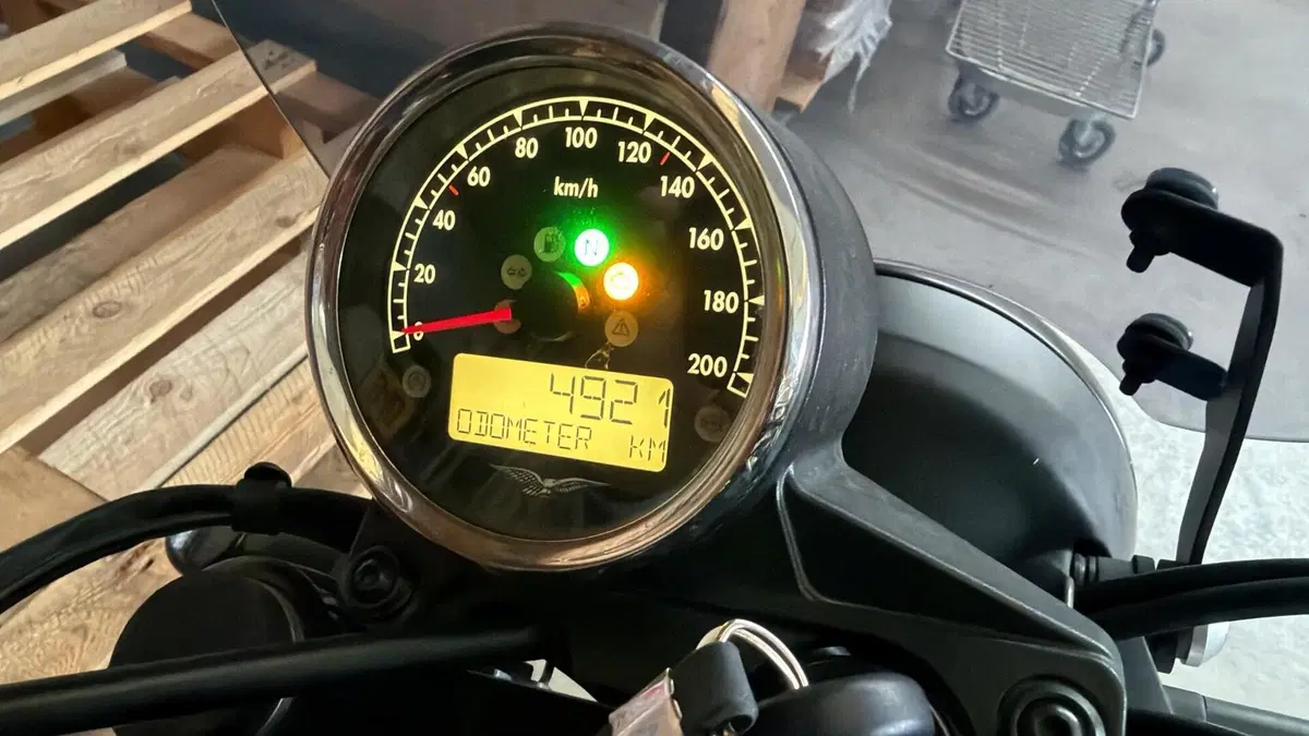 Moto Guzzi V7 III Carbon (2018 - 20)  (2)
